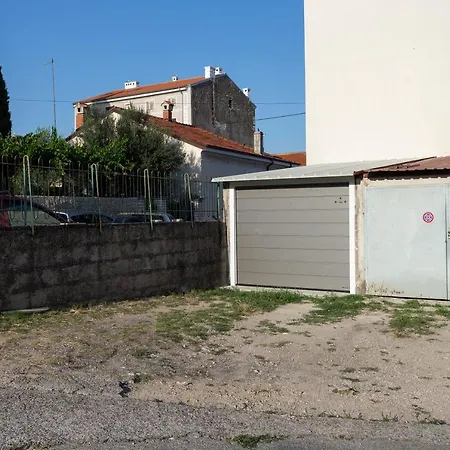 Apartman Izis Centar Pule *